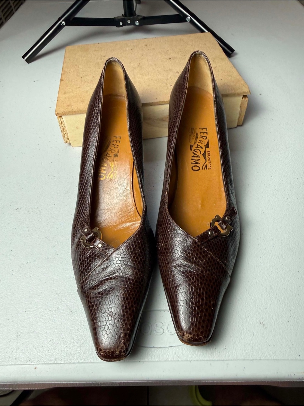 Ferragamo Ladies Leather Pump Reptile Skin Horseshoe Sz 8.5 Brown Heels - Picture 12 of 13